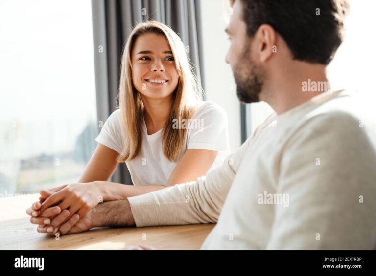 un couple sechange des sourires tendres