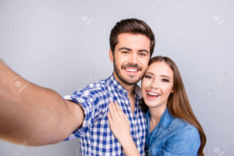 un couple souriant se reconciliant