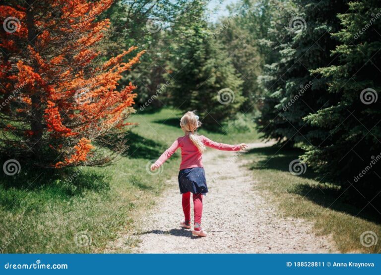 un enfant explorant un parc seul