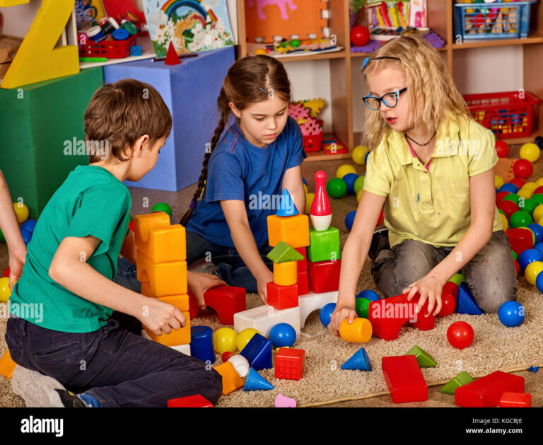 un enfant jouant avec des cubes educatifs