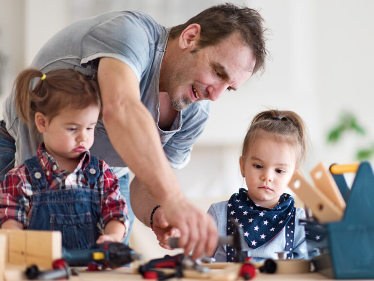 un enfant jouant avec des parents attentifs