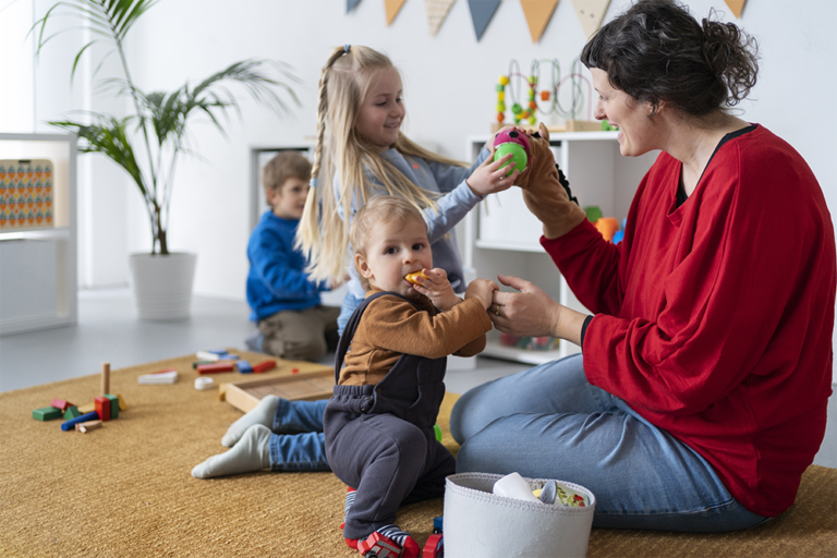 un enfant jouant avec un assistant maternel