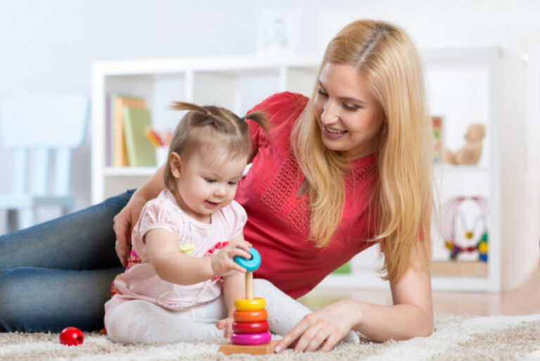 un enfant jouant avec un parent