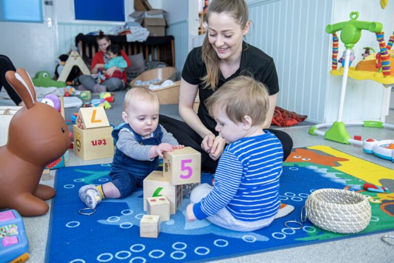 Peut-on travailler dans une crèche sans avoir de diplôme