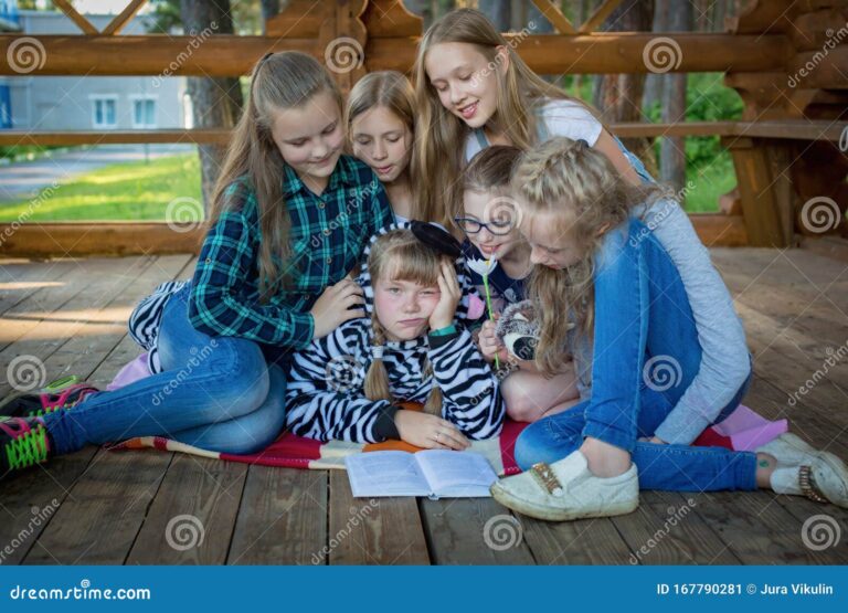 un enfant triste entoure de camarades