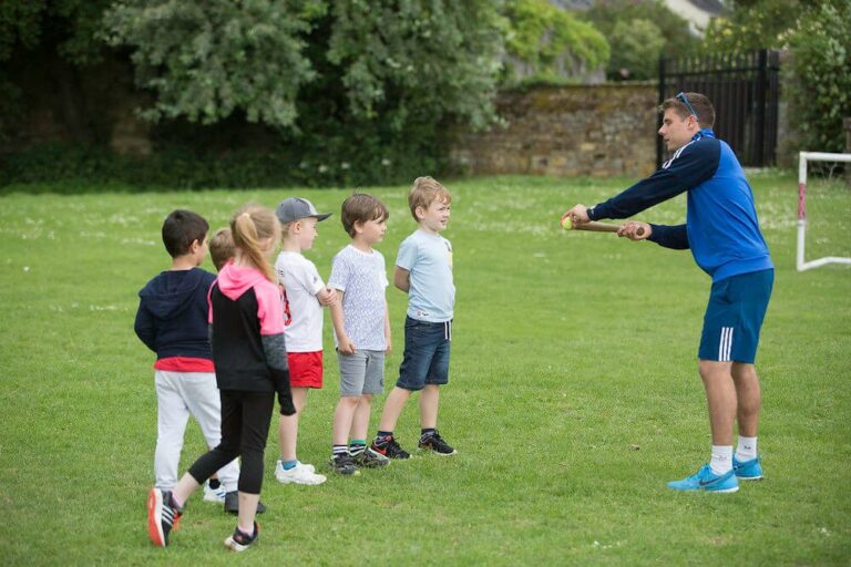 un enseignant de sport en pleine action