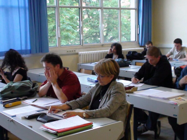 un etudiant preparant son examen du bac