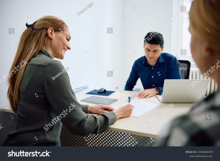 un etudiant signant un document officiel