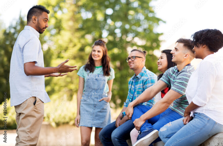 un groupe damis discutant joyeusement