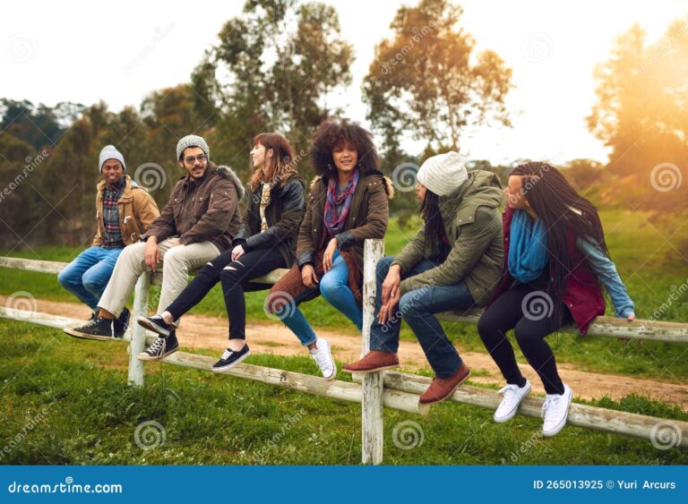 un groupe damis en pleine nature