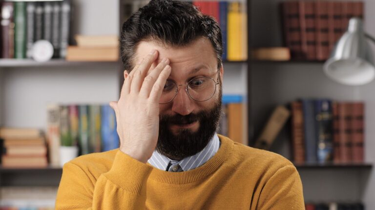 un homme hesitant devant des objets