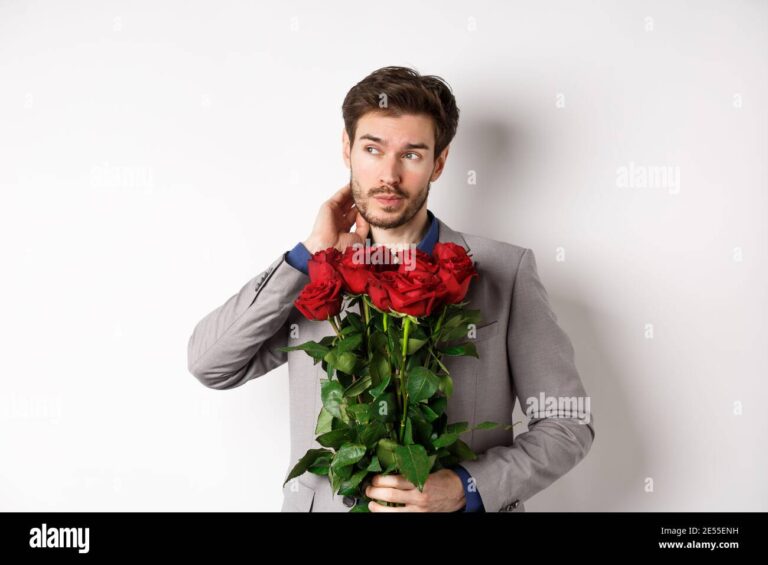 un jeune homme avec un bouquet de fleurs