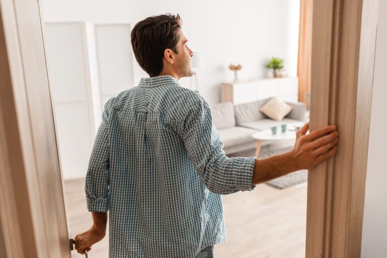 un locataire inspectant un appartement vide