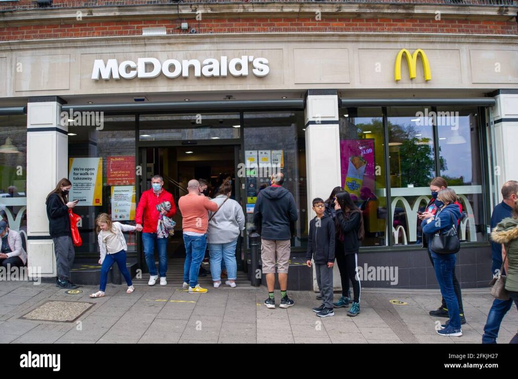 un mcdonalds anime pendant les jours feries