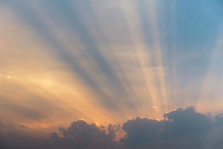 un nuage avec une lumiere derriere