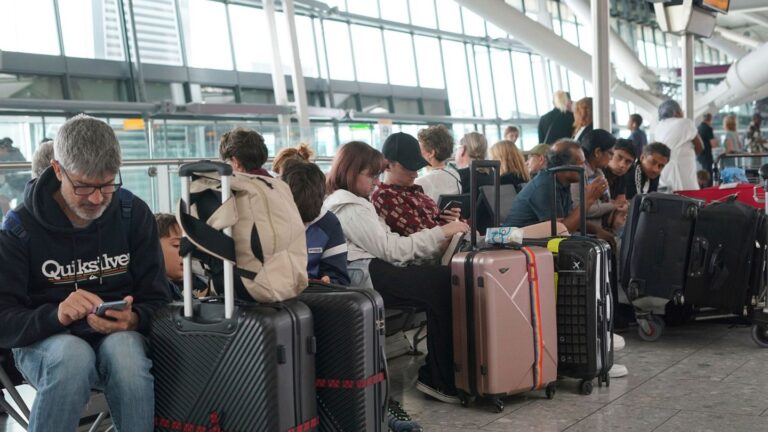 un passager attendant un vol retarde