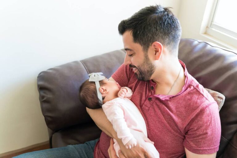 un pere en conge avec son bebe