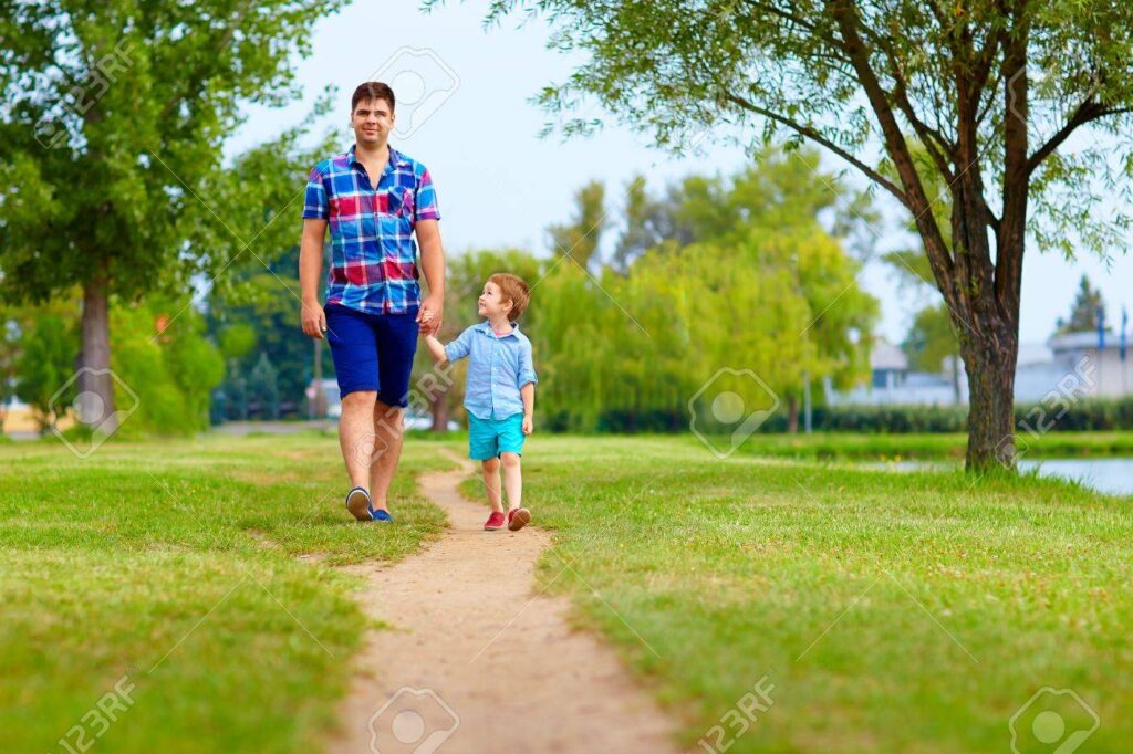 un pere et son enfant dans un parc