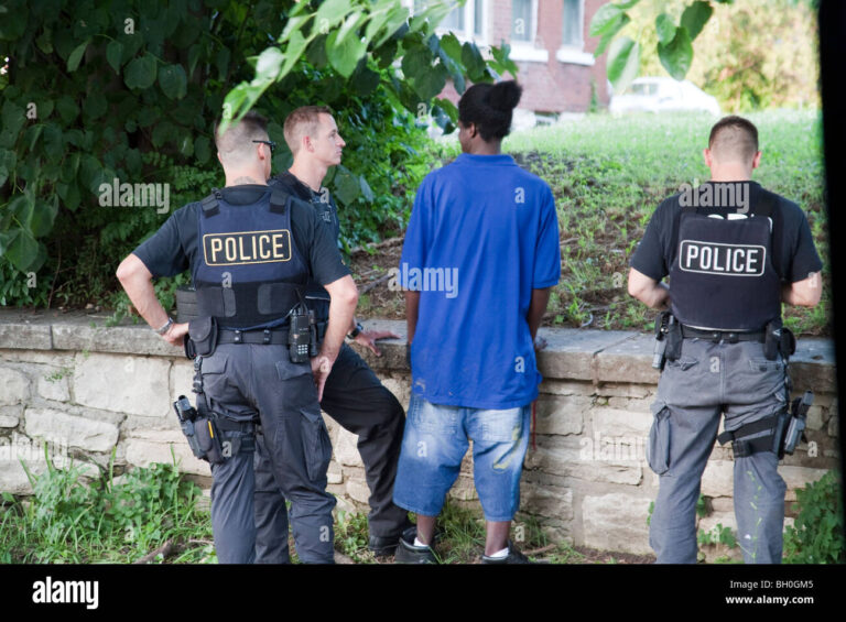 un policier discutant avec un suspect