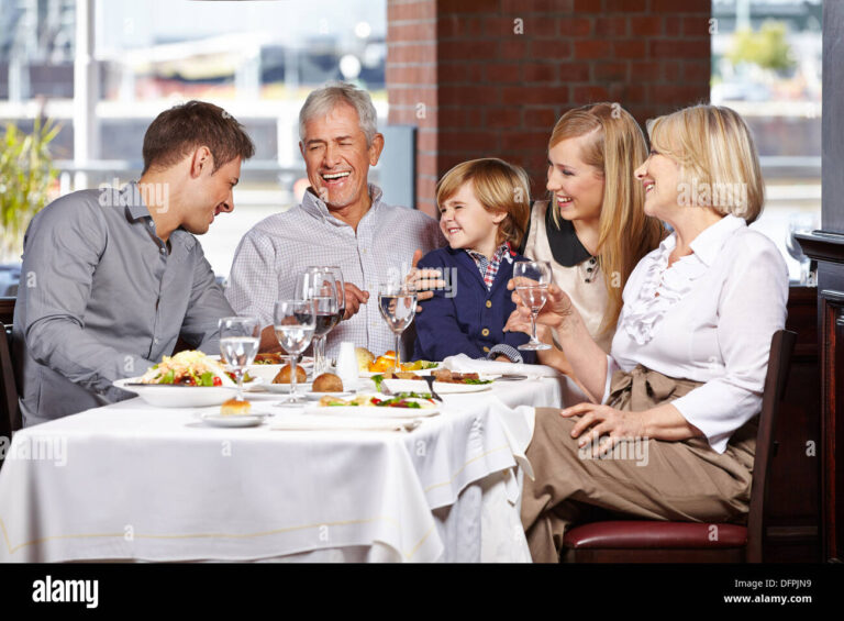 un restaurant avec des familles heureuses