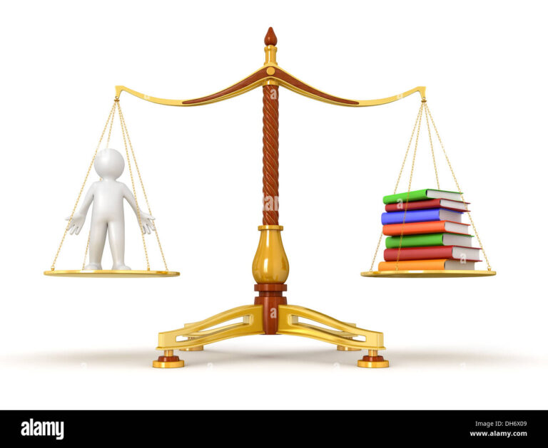 une balance de la justice et des livres