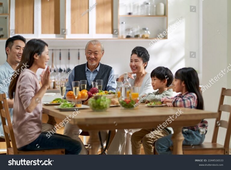 une famille discutant autour dune maison