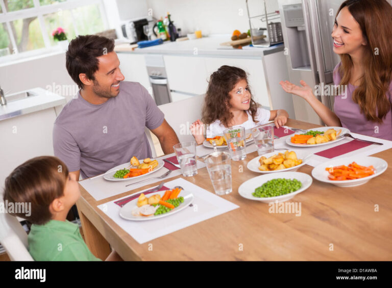 une famille discutant autour dune table 2