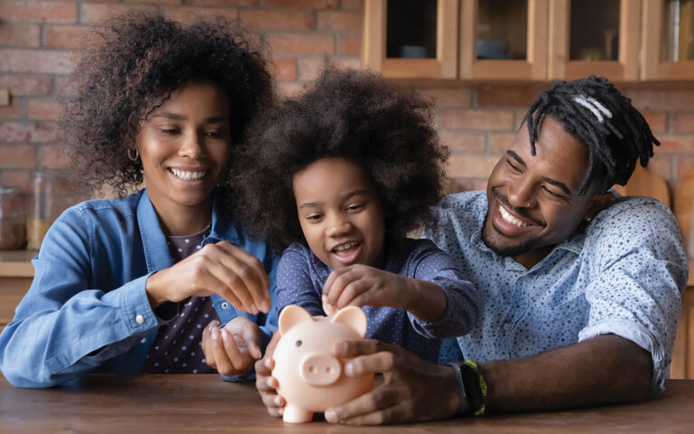 une famille discutant des finances ensemble