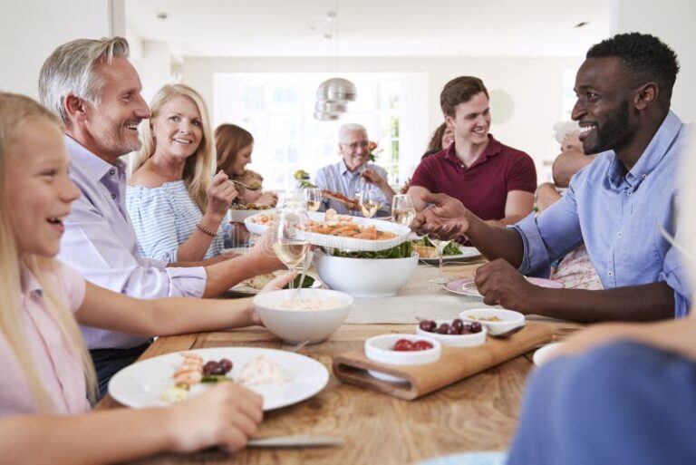 une famille reunie autour dune table 1