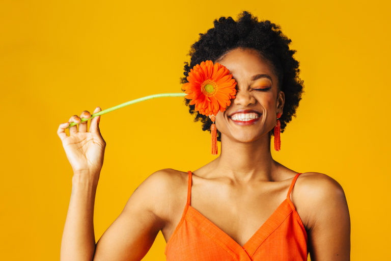 une femme souriante apres un divorce