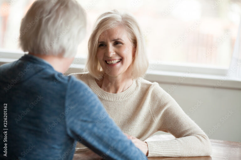 une femme souriante avec un ancien mariage