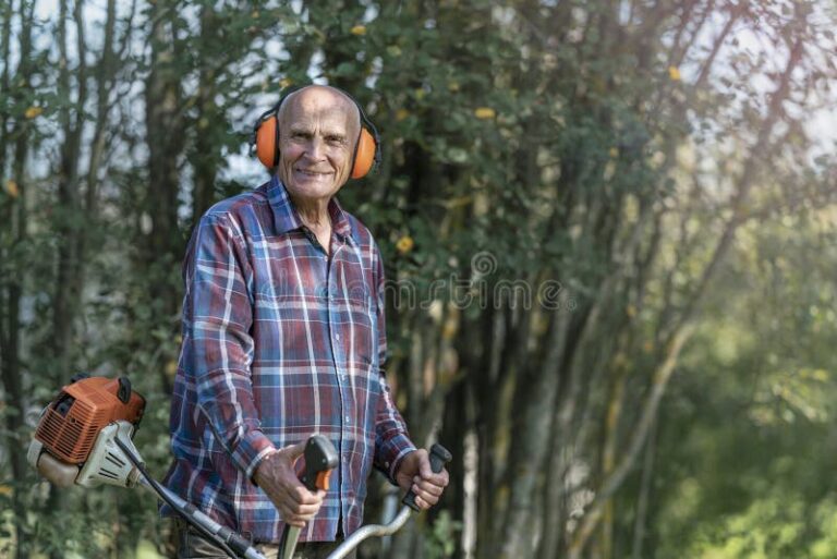 une personne agee entouree de protecteurs