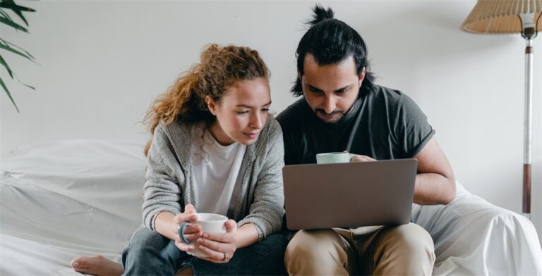 une personne consultant un conseiller financier