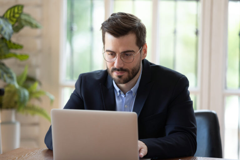 une personne discutant avec un avocat 1