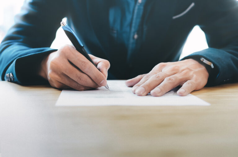 une personne ecrivant une lettre formelle