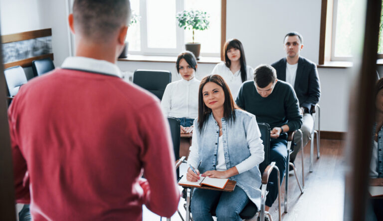 une personne en formation administrative active