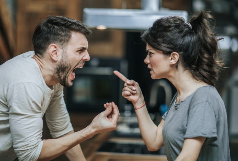 Comment appelle-t-on une personne qui critique sans cesse les autres