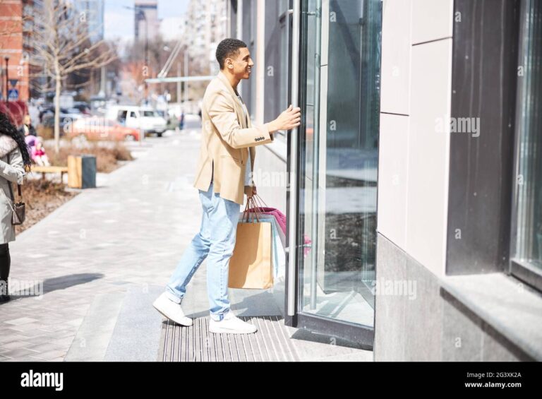 une personne entrant dans un magasin