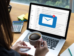 une personne envoyant un email professionnel 1