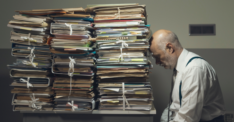 une personne fermant un dossier en papier