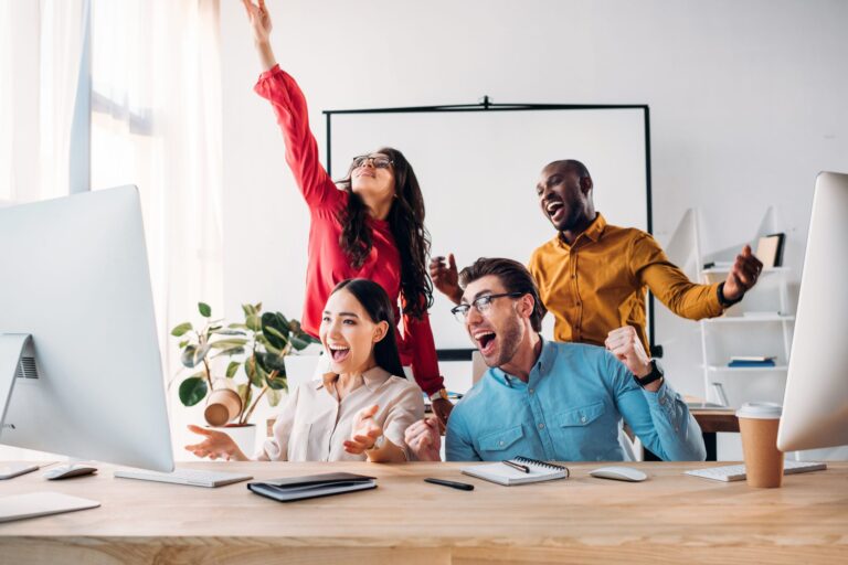 une personne heureuse au travail