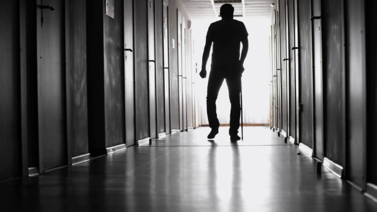 une personne marchant doucement dans un couloir