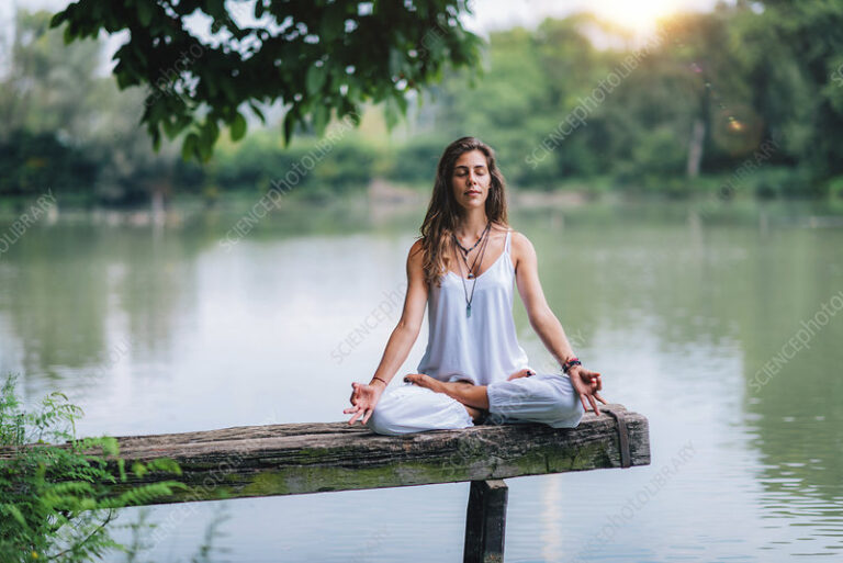 une personne meditant au bord dun lac