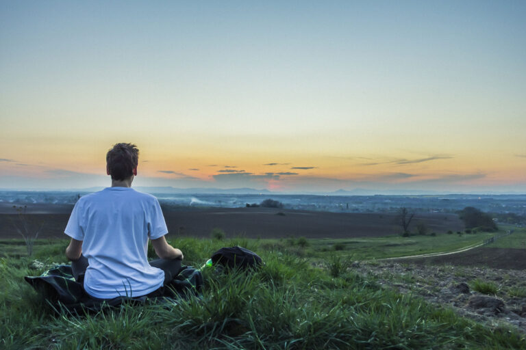 une personne meditant dans un environnement calme