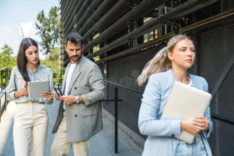 une personne observant discretement un collegue