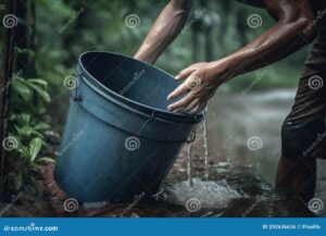 une personne recoltant de leau de pluie