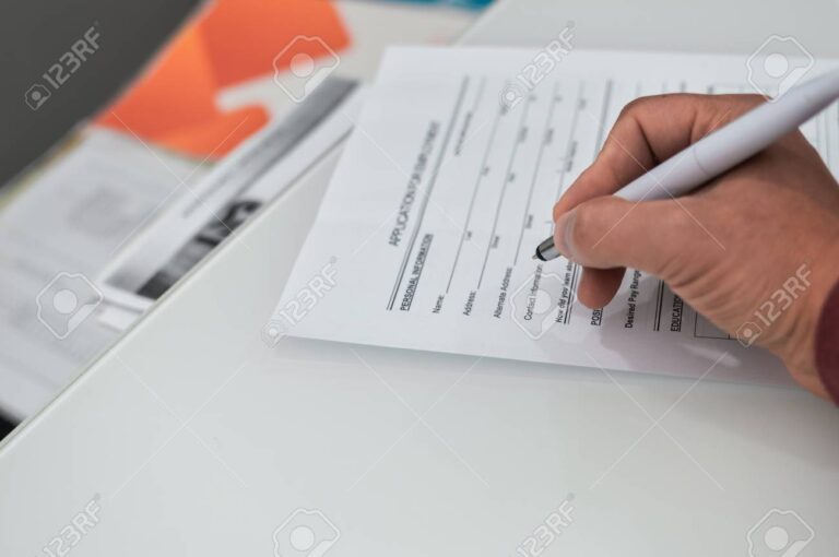 une personne signant un document de reception