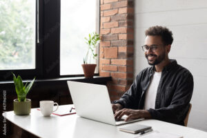 une personne travaillant a distance