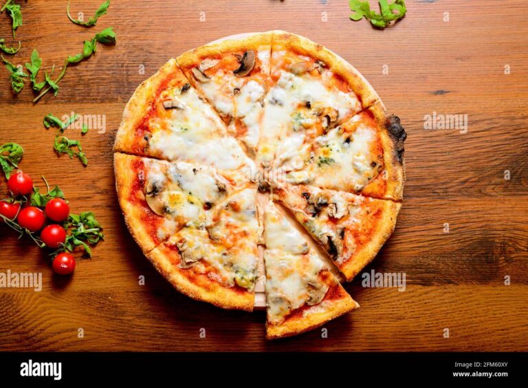 une pizza garnie sur une table