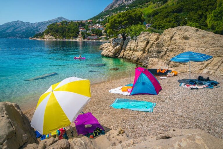 une plage avec des parasols et serviettes